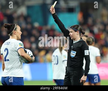 Adelaide, Australien. 1. Aug. 2023. Englands Lucy Bronze (L) wird vom Schiedsrichter Casey Reibelt während des Spiels der Gruppe D zwischen China und England bei der FIFA Women's World Cup 2023 in Adelaide, Australien, am 1. August 2023 eine gelbe Karte gezeigt. Kredit: Ding Ting/Xinhua/Alamy Live News Stockfoto