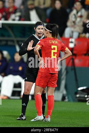 Adelaide, Australien. 1. Aug. 2023. Li Mengwen (R) in China erhält eine Warnung vom Schiedsrichter Casey Reibelt während des Spiels der Gruppe D zwischen China und England bei der FIFA Women's World Cup 2023 in Adelaide, Australien, am 1. August 2023. Kredit: Li Yibo/Xinhua/Alamy Live News Stockfoto