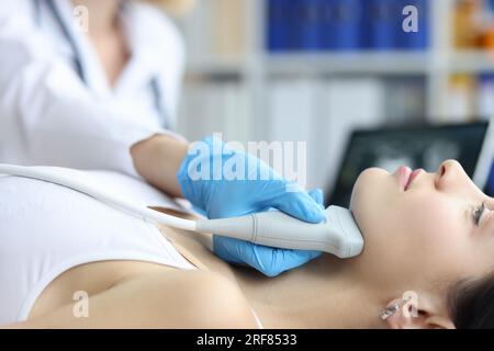 Zunahme der submandibulären Lymphknoten und Ultraschall durch Arzt Stockfoto