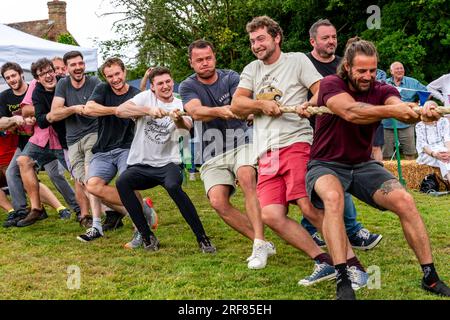 Ein „Tug of war“-Wettbewerb auf dem Fairwarp Village Fete, Fairwarp, East Sussex, Großbritannien Stockfoto