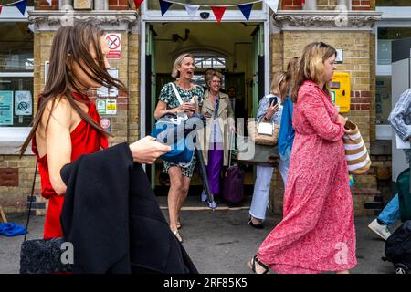 Opernfans kommen am Bahnhof Lewes von London auf dem Weg zum Glyndebourne Opera House, Lewes, East Sussex, Großbritannien, an. Stockfoto