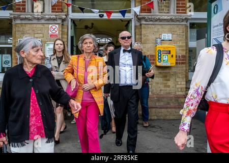 Opernfans kommen am Bahnhof Lewes von London auf dem Weg zum Glyndebourne Opera House, Lewes, East Sussex, Großbritannien, an. Stockfoto