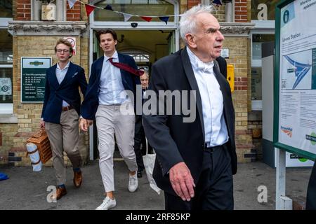 Opernfans kommen am Bahnhof Lewes von London auf dem Weg zum Glyndebourne Opera House, Lewes, East Sussex, Großbritannien, an. Stockfoto
