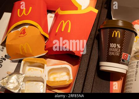 Müll nach dem Essen von McDonalds Lebensmitteln, Papier und Plastik recycelbare und nicht recycelbare Verpackungen. 17. Mai 2023, Wien, Österreich Stockfoto