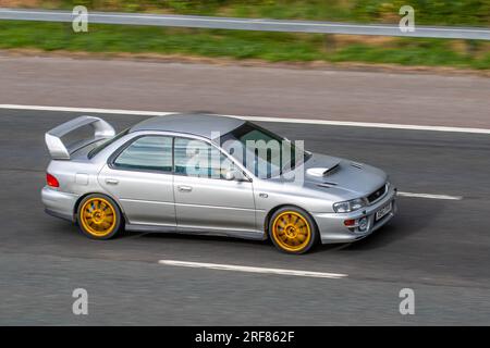 2000 Subaru Impreza Turbo 2000 AWD Slver Car Limousine Benzinmotor 1994 ccm auf der Autobahn M6 im Großraum Manchester, Großbritannien Stockfoto