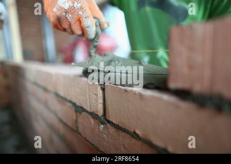 Verlegung von Ziegelsteinen auf der Baustelle Stockfoto