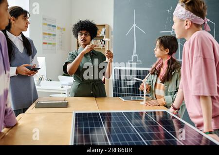 Afroamerikanischer Lehrer, der den Schülern während des Unterrichts die Arbeit der Windmühle erklärt Stockfoto