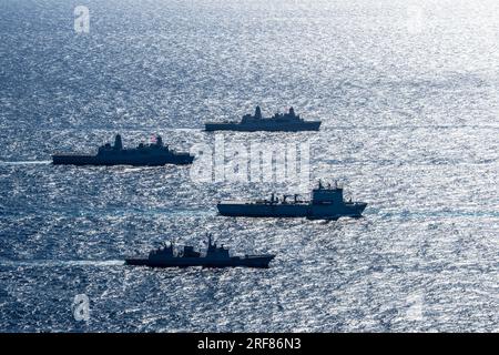 Korallenmeer, Australien. 29. Juli 2023. Die USA Amphibienschiffe der Navy San Antonio-Klasse USS Green Bay, TOP und USS New Orleans segeln in Formation mit dem Royal Australian Navy Bay-Klasse-Landungsschiff HMAS Choules, Und die koreanische Marine Chungmugong Yi Sin-Klasse-Zerstörer ROK Munmu der große, Bottom, während der Übung Talisman Sabre, 29. Juli 2023 auf dem Korallenmeer. Kredit: MC2 Thomas Contant/US Navy Photo/Alamy Live News Stockfoto