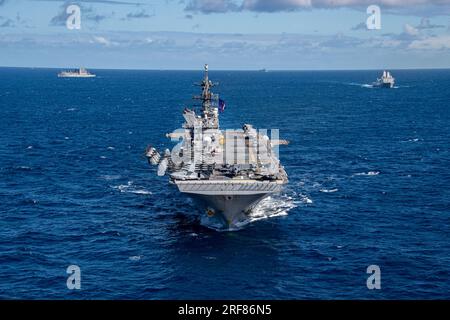 Korallenmeer, Australien. 29. Juli 2023. Die USA Das Amphibienschiff USS America der Navy America führt eine Formation mit der Royal Australian Navy, der Japan Maritime Self-Defense Force und der koreanischen Marine während der Übung Talisman Sabre am 29. Juli 2023 auf der Korallensee. Kredit: MC2 Thomas Contant/US Navy Photo/Alamy Live News Stockfoto