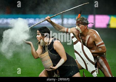 Adelaide, Australien. 1. Aug. 2023. Künstler treten vor dem Spiel der Gruppe D zwischen China und England bei der FIFA Women's World Cup 2023 in Adelaide, Australien, am 1. August 2023 auf. Kredit: Li Yibo/Xinhua/Alamy Live News Stockfoto