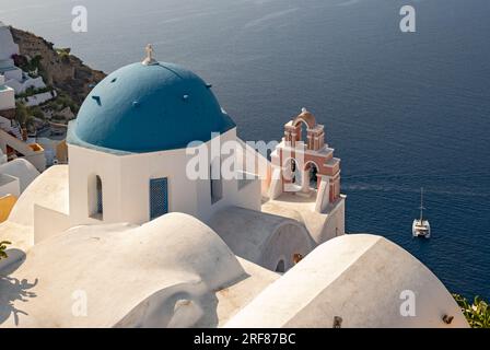 Orthodoxe Kirche der Anastase (Auferstehung des Herrn) mit blauer Kuppel, Ia (Oia), Santorin (Thira), Griechenland Stockfoto