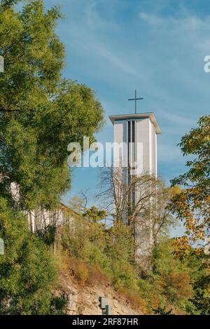 Moderner Kirchturm mit Big Metal Cross. Moderner Kirchturm mit eisernen Kreuzen im Hintergrund des Sonnenuntergangs Stockfoto