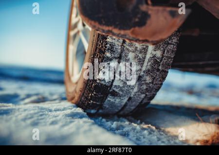 Autoreifen auf Schnee im Winter, Fokus auf Reifenprofil Stockfoto