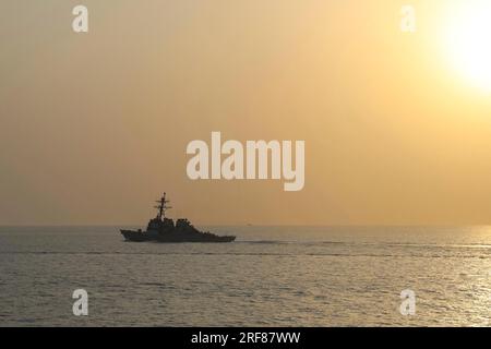 Straße von Hormuz, Oman. 27. Juli 2023. Die USA Navy-Arleigh-burke-Klasse-Guided-Raketenzerstörer USS Thomas Hudner patrouilliert bei Sonnenuntergang auf internationalen Schifffahrtswegen, am 27. Juli 2023 in der Straße von Hormuz. Die USA Die Navy verstärkte Patrouillen, nachdem der Iran die zivile Schifffahrt in der Region schikaniert hatte. Kredit: MC2 Kerri Kline/Planetpix/Alamy Live News Stockfoto