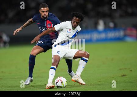 Tokio, Japan. 1. Aug. 2023. Inter Mailands Juan Cuadrado (R) tritt am 1. August 2023 im Japan National Stadium in Tokio, Japan, beim Freundschaftsspiel zwischen dem FC Paris Saint-Germain und dem FC Inter Mailand mit dem Warren Zaire-Emery von Paris Saint-Germain auf. Kredit: Zhang Xiaoyu/Xinhua/Alamy Live News Stockfoto