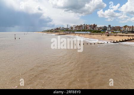 Ein Bild der Southwold Promenade, die vom Pier am nördlichen Ende der Stadt zum Gun Hill am südlichen Ende der Stadt führt. Auf Southwold geschossen, Suff Stockfoto