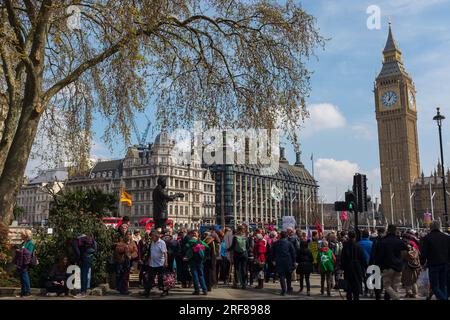 London, Großbritannien, 2023. Am Earth Day versammelten sich Demonstranten um die Statue von Nelson Mandela im Parliament Square Garden, mit Big Ben im Hintergrund Stockfoto