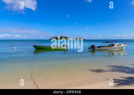 Nacula; Fidschi: 25. Juni; 2023. Juni: Boote am atemberaubenden idyllischen Strand mit blauer Lagune auf der Insel Yasawa auf Fidschi im Südpazifik Stockfoto