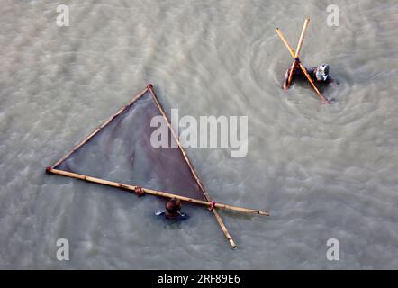 30. Juli 2023, Chittagong, Fluss Karnaphuli, Bangladesch: 1. August, 2023. Chittagong, Bangladesch: Im Gebiet Kalurghat des Flusses Karnaphuli in Bangladesch sammeln die Fischer Garnelenbraten in handgefertigten Netzen. Das Ernten von Garnelen ist nach dem Fischereigesetz verboten. Trotz der illegalen Gewinnung und des illegalen Verkaufs von Braten gefährdet die Nutzung von Garnelenbraten nach Angaben von Fischerei- und Zoologieexperten die biologische Vielfalt. Weil im Küstengebiet andere Arten von Braten durch die Sammler starben. (Bild: © Mohammed Shajahan/ZUMA Press Wire) Stockfoto