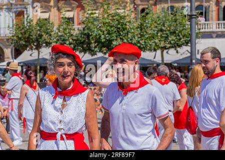 Pamplona, Spanien: 09. Juli 2023: Das San Fermin Festival wird in traditioneller weißer und roter kleidung mit roter Krawatte gefeiert, Pamplona, Navarra, Spanien. Stockfoto