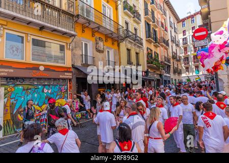 Pamplona, Spanien: 09. Juli 2023: Das San Fermin Festival wird in traditioneller weißer und roter kleidung mit roter Krawatte gefeiert, Pamplona, Navarra, Spanien. Stockfoto