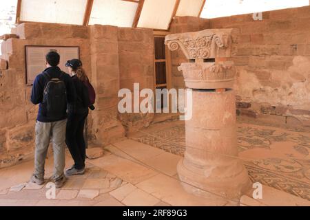 Bodenmosaiken in der byzantinischen Kirche, Petra, UNESCO-Weltkulturerbe, Wadi Musa, Jordanien, Naher Osten Stockfoto