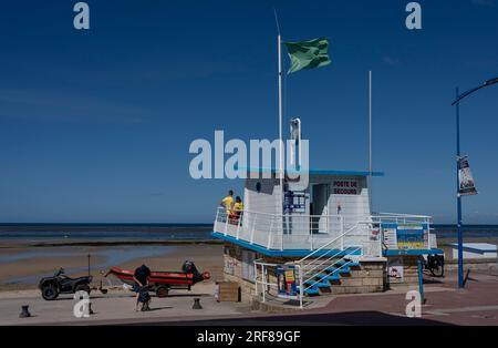 Langrune Sur Mer, Frankreich - 07 17 2023: Blick auf das Rettungszentrum von der Anlegestelle bei Sonnenaufgang Stockfoto