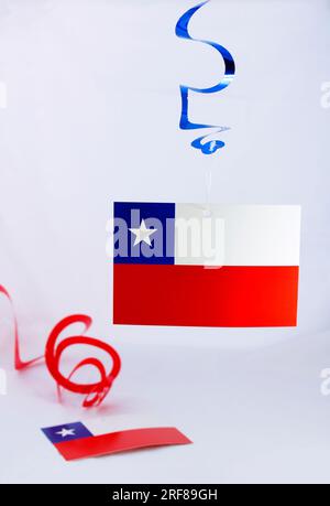Girlanden mit chilenischen Flaggen aus Pappe zur Dekoration nationaler Feiertage Stockfoto