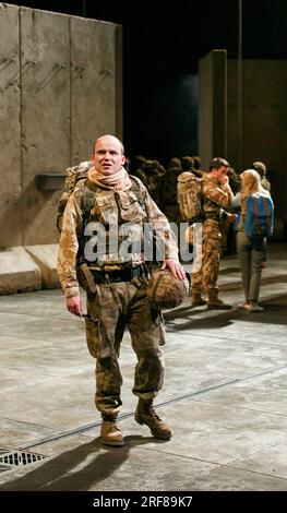 Mitte: Rory Kinnear (Iago) hinten rechts: Jonathan Bailey (Cassio), Olivia Vinall (Desdemona) in OTHELLO von Shakespeare im Olivier Theatre, National Theatre (NT), London SE1 23/04/2013 Design: Vicki Mortimer Beleuchtung: Jon Clark Regisseur: Nicholas Hytner Stockfoto