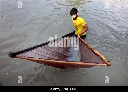 30. Juli 2023, Chittagong, Fluss Karnaphuli, Bangladesch: 1. August, 2023. Chittagong, Bangladesch: Im Gebiet Kalurghat des Flusses Karnaphuli in Bangladesch sammeln die Fischer Garnelenbraten in handgefertigten Netzen. ...... Das Ernten von Garnelen ist nach dem Fischereigesetz verboten. Trotz des illegalen Abbaus und Verkaufs von Braten... Nach Ansicht von Fischerei- und Zoologieexperten gefährdet die Nutzung von Garnelenbrut auf diese Weise die biologische Vielfalt. Weil im Küstengebiet andere Arten von Braten durch die Sammler starben. (Bild: © Mohammed Shajahan/ZUMA Stockfoto