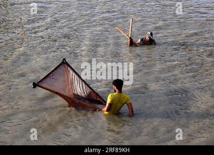 30. Juli 2023, Chittagong, Fluss Karnaphuli, Bangladesch: 1. August, 2023. Chittagong, Bangladesch: Im Gebiet Kalurghat des Flusses Karnaphuli in Bangladesch sammeln die Fischer Garnelenbraten in handgefertigten Netzen. ............ Das Ernten von Garnelen ist nach dem Fischereigesetz verboten. Trotz der illegalen Gewinnung und des Verkaufs von Braten... Nach Ansicht von Fischerei- und Zoologieexperten gefährdet die Nutzung von Garnelenbrut auf diese Weise die biologische Vielfalt. Weil im Küstengebiet andere Arten von Braten durch die Sammler starben. (Bild: © Mohammed Shajah Stockfoto