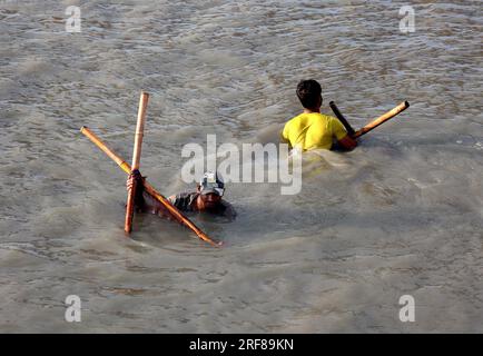 30. Juli 2023, Chittagong, Fluss Karnaphuli, Bangladesch: 1. August, 2023. Chittagong, Bangladesch: Im Gebiet Kalurghat des Flusses Karnaphuli in Bangladesch sammeln die Fischer Garnelenbraten in handgefertigten Netzen. ............ Das Ernten von Garnelen ist nach dem Fischereigesetz verboten. Trotz des illegalen Abbaus und Verkaufs von Braten..................... Nach Ansicht von Fischerei- und Zoologieexperten gefährdet die Nutzung von Garnelenbrut auf diese Weise die biologische Vielfalt. Weil im Küstengebiet andere Arten von Braten durch die Sammler starben. (Kreditbild: © Mohammed Sh Stockfoto