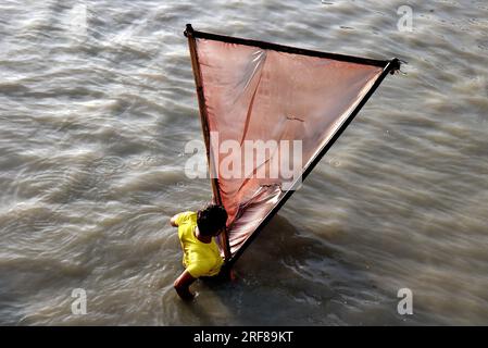 30. Juli 2023, Chittagong, Fluss Karnaphuli, Bangladesch: 1. August, 2023. Chittagong, Bangladesch: Im Gebiet Kalurghat des Flusses Karnaphuli in Bangladesch sammeln die Fischer Garnelenbraten in handgefertigten Netzen. ........ Das Ernten von Garnelen ist nach dem Fischereigesetz verboten. Trotz der illegalen Gewinnung und des Verkaufs von Braten... Nach Ansicht von Fischerei- und Zoologieexperten gefährdet die Nutzung von Garnelenbrut auf diese Weise die biologische Vielfalt. Weil im Küstengebiet andere Arten von Braten durch die Sammler starben. (Bild: © Mohammed Shajahan/Z Stockfoto