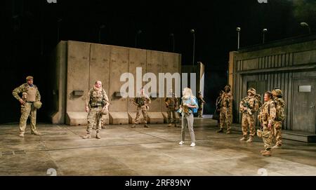 Vorne Mitte links: Rory Kinnear (Iago) hinten Mitte: Jonathan Bailey (Cassio) vorne Mitte rechts: Olivia Vinall (Desdemona) in OTHELLO von Shakespeare im Olivier Theatre, National Theatre (NT), London SE1 23/04/2013 Design: Vicki Mortimer Beleuchtung: Jon Clark Regisseur: Nicholas Hytner Stockfoto