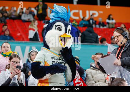 Adelaide/Tarntanya, Australien, 1. August 2023, FIFA Frauenweltmeisterschaft (Gruppe D - Spiel #39) England gegen China, Tazuni (2023 Frauen-Weltmeisterschaftsmaskottchen) der fußballliebende Pinguin ist während des Spiels England gegen China PR Group in der Menge. Guthaben: Mark Willoughby/Alamy Live News Stockfoto