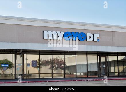 Houston, Texas, USA 07-30-2023: MyEyeDr. storefront Außenansicht in Houston, TX. Lokales Geschäft für Brillen und Optometrie. Stockfoto