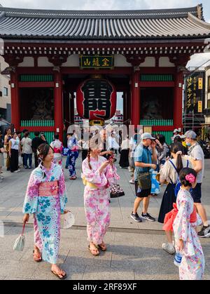 TOKIO, JAPAN - JULI 18 2023: Touristen und Einheimische rund um den Senso-Ji, Asakusa, Tokio Stockfoto