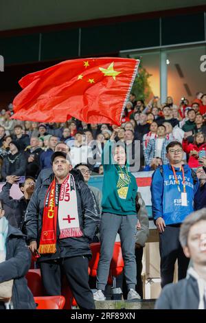 Adelaide/Tarntanya, Australien, 1. August 2023, FIFA Women's World Cup (Gruppe D - Spiel Nr. 39) England gegen China, Fans, die während ihres Gruppenspiels gegen England die Flagge für China PR schwenken: Mark Willoughby/Alamy Live News Stockfoto