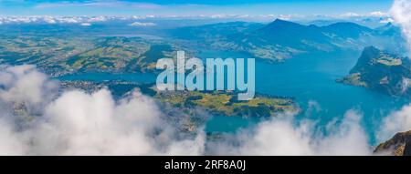 Panorama des Vierwaldstättersees vom Pilatus. Der See in der Zentralschweiz hat eine komplizierte Form mit mehreren scharfen Kurven und... Stockfoto