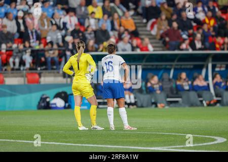 Adelaide/Tarntanya, Australien, 1. August 2023, FIFA Women's World Cup (Gruppe D – Spiel Nr. 39) England gegen China, Torhüterin Mary EARPS und Verteidigerin Jessica CARTER Credit: Mark Willoughby/Alamy Live News Stockfoto