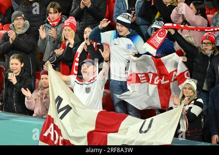 Adelaide, Australien. 1. Aug. 2023. Fans Englands jubeln nach dem Spiel der Gruppe D zwischen China und England bei der FIFA Women's World Cup 2023 in Adelaide, Australien, am 1. August 2023. Kredit: Xiong Qi/Xinhua/Alamy Live News Stockfoto