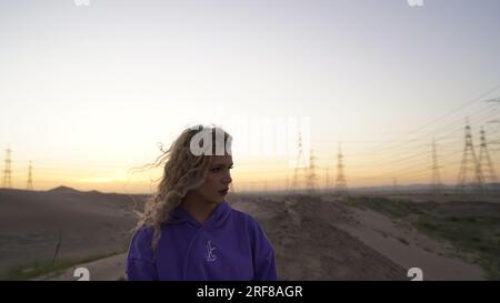 Ein Mädchen in der Wüste Stockfoto