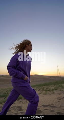 Ein Mädchen in der Wüste Stockfoto
