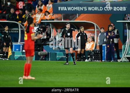 Adelaide, Australien. 1. Aug. 2023. Schiedsrichter Casey Reibelt verleiht China einen Elfmeterkick während des Group D-Spiels zwischen China und England bei der FIFA Women's World Cup 2023 in Adelaide, Australien, am 1. August 2023. Kredit: Li Yibo/Xinhua/Alamy Live News Stockfoto