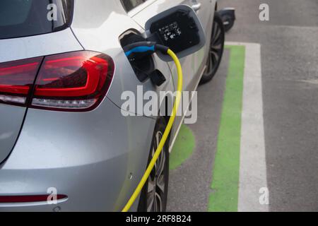 Öffentliche Ladestation für Elektrofahrzeuge (Elektrofahrzeug), Fahrzeug zum Aufladen an den Netzstecker angeschlossen, CO2-Reduzierung, saubere und grüne Energie, Stockfoto