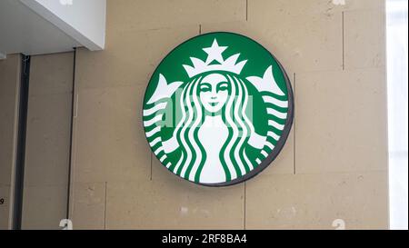 Nanning, China - 1. Juli 2013. Starbucks Coffee Logo an der Wand. Starbucks Coffee ist eine amerikanische Kette von Coffee Shops, die in Seattle gegründet wurde. Stockfoto