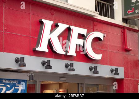 Tokio, Japan - 3. April 2015: KFC Restaurant-Logo. KFC ist eine amerikanische Fast-Food-Restaurantkette. Stockfoto