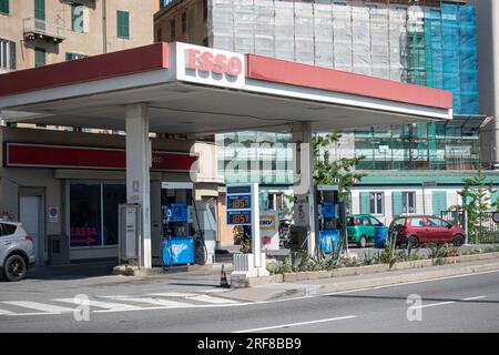 Savona, Italien - 4. Mai 2022: Esso-Tankstelle. Esso ist ein Handelsname für ExxonMobil. Stockfoto