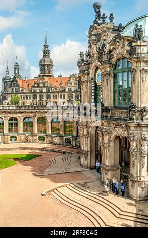 Glockenspiel und Eintritt in die Porzellansammlung im Zwinger Palast, mit dem Residenzschloss Dresden im Hintergrund, Deutschland Stockfoto