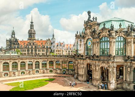 Glockenspiel und Eintritt zur Porzellansammlung im Zwinger Palast, Dresden Stockfoto